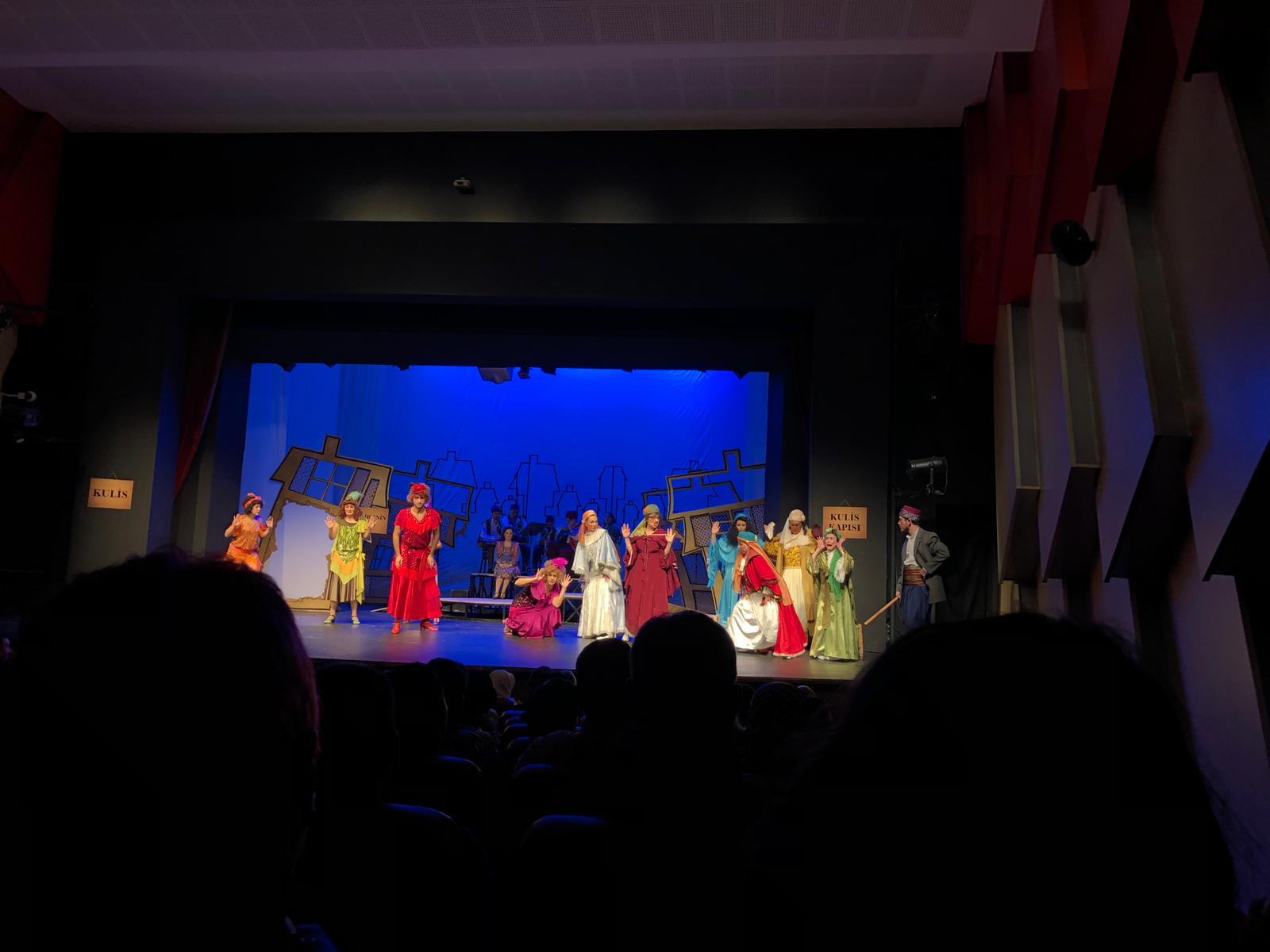 6.sınıf Tiyatro Kulübü öğrencilerimiz AKİDE ŞEKERİ adlı oyunu büyük bir keyifle izledi...