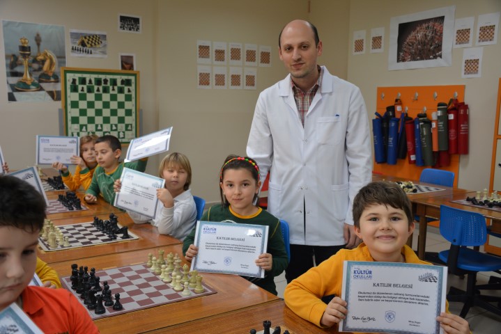 2. Sınıflar Satranç Kulübü'nde turnuvalara hazırlanıyor...