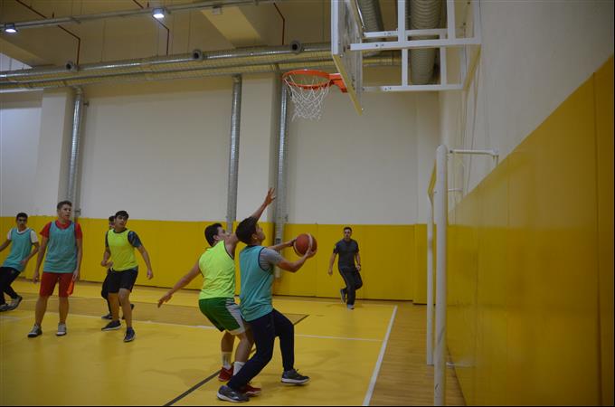 Sınıflar arası Futbol ve Basketbol Turnuvası'nda Heyecanlı Dakikalar...