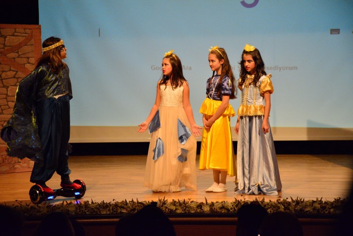 BKT Sahnesinde: Pamuk Prenses, Kötü Kraliçe ve Birsürü Cüce...