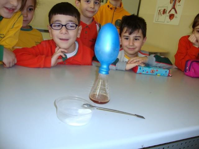 1. sınıf "Kültürlü Mucitler" laboratuvarda: Kendiliğinden şişen balon deneyi...