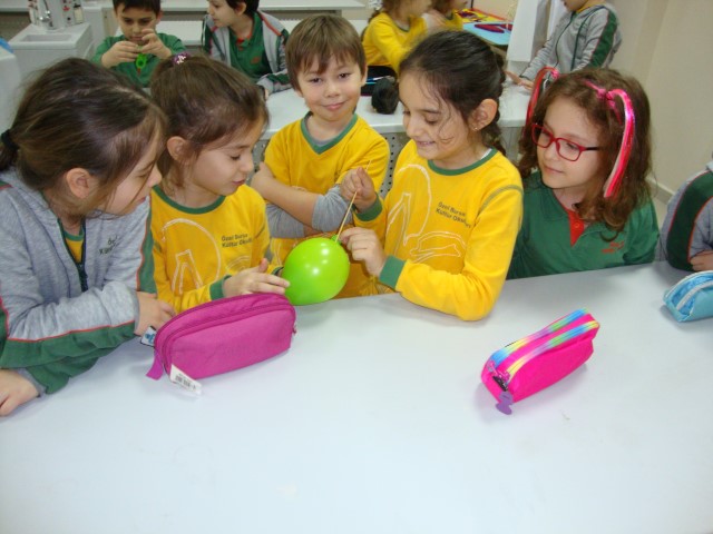 1. sınıf mucitler iş başında: “Balon Kebabı” deneyi yapıyoruz...