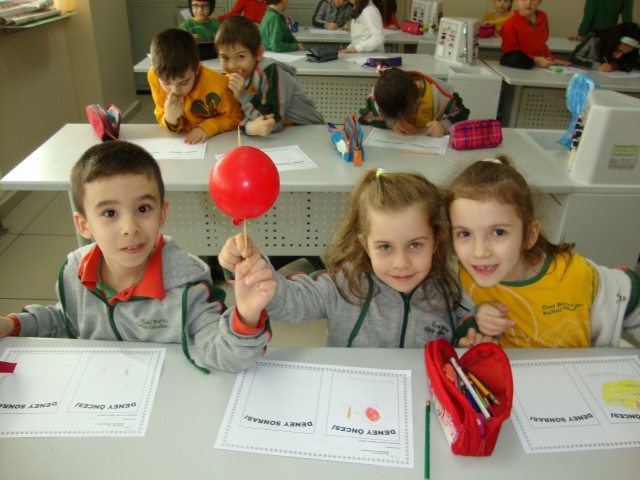 1. sınıf mucitler iş başında: “Balon Kebabı” deneyi yapıyoruz...