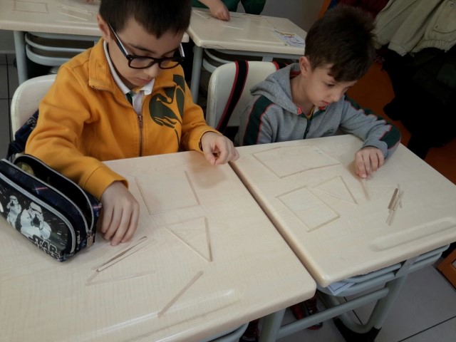 2. sınıflar geometrik şekilleri öğreniyor...