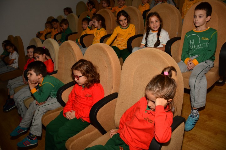 First grade students are watching film